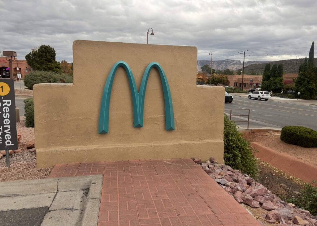 セドナ 青いマクドナルド