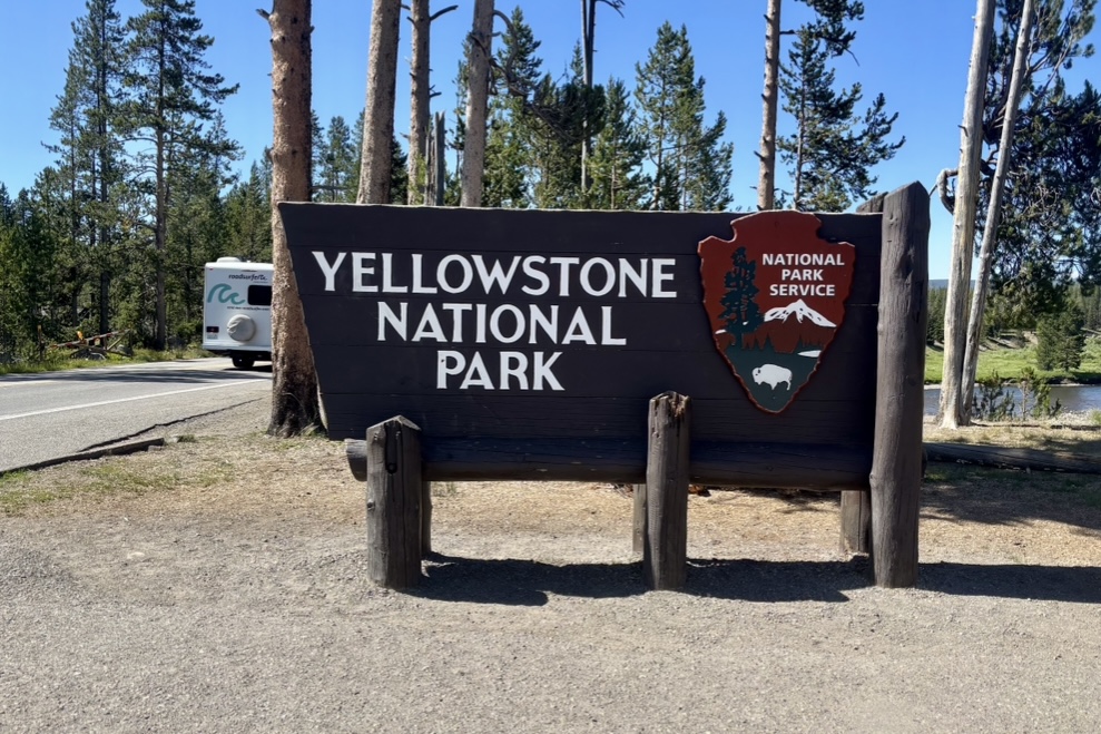 yellowstone national park サイン